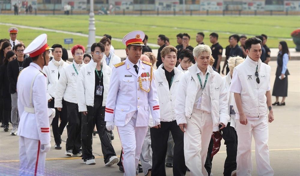 Dàn nghệ sĩ Anh trai say hi viếng Lăng Bác-2