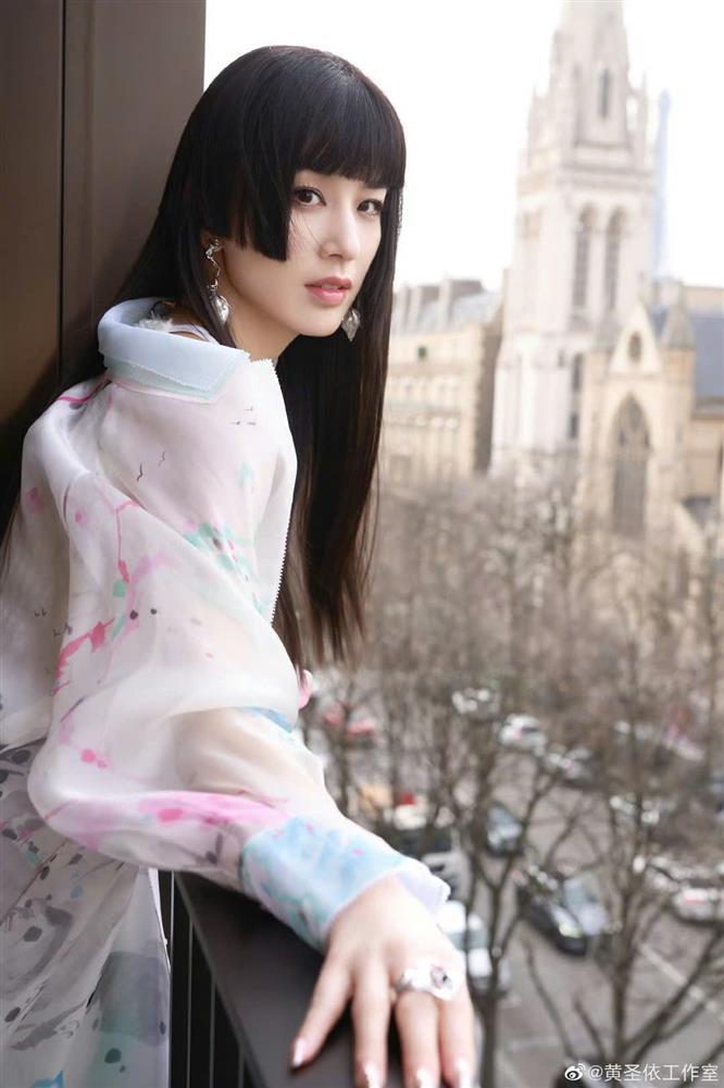 Lộ gia thế không tầm thường của nữ diễn viên hạng A quỳ gối rửa chân cho chồng đại gia-2