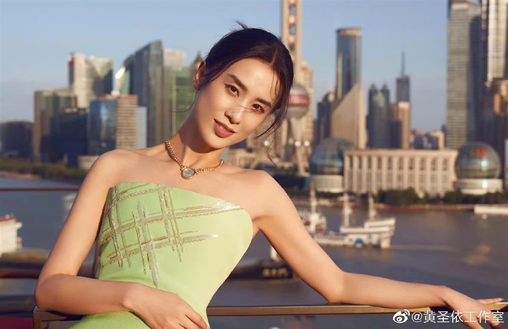 Lộ gia thế không tầm thường của nữ diễn viên hạng A quỳ gối rửa chân cho chồng đại gia-7