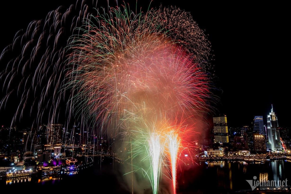 Tài xế vừa lướt mạng vừa phóng ô tô khách 100km/h-3