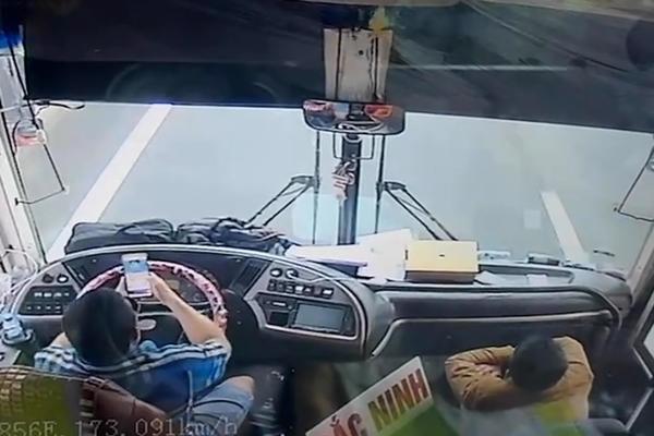 CSGT TPHCM tước bằng tài xế ô tô biển xanh chạy vào làn xe máy-2