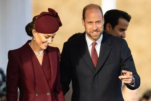 Công nương Kate tươi tắn xuất hiện, nhiều fan nhận xét trông cô rất khác lạ-6