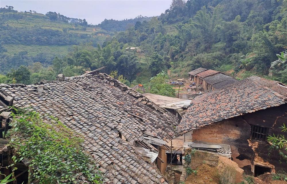 Làng cổ 200 năm trên núi từng đón nghìn khách, nay vườn không nhà trống-1