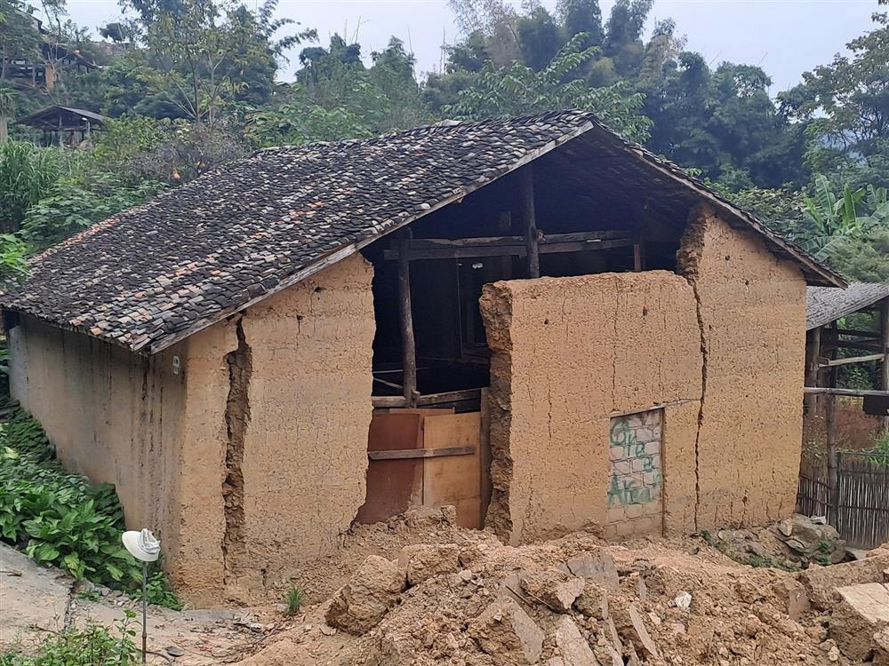 Làng cổ 200 năm trên núi từng đón nghìn khách, nay vườn không nhà trống-2