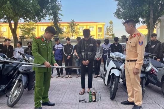 Triệu tập nhóm học sinh dùng hung khí 'hỗn chiến' trong đêm