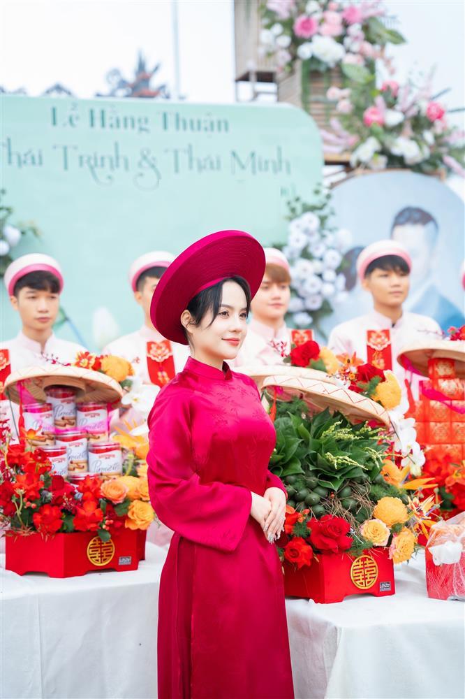 Ca sĩ Thái Trinh diện áo dài, rạng rỡ trong lễ hằng thuận-1