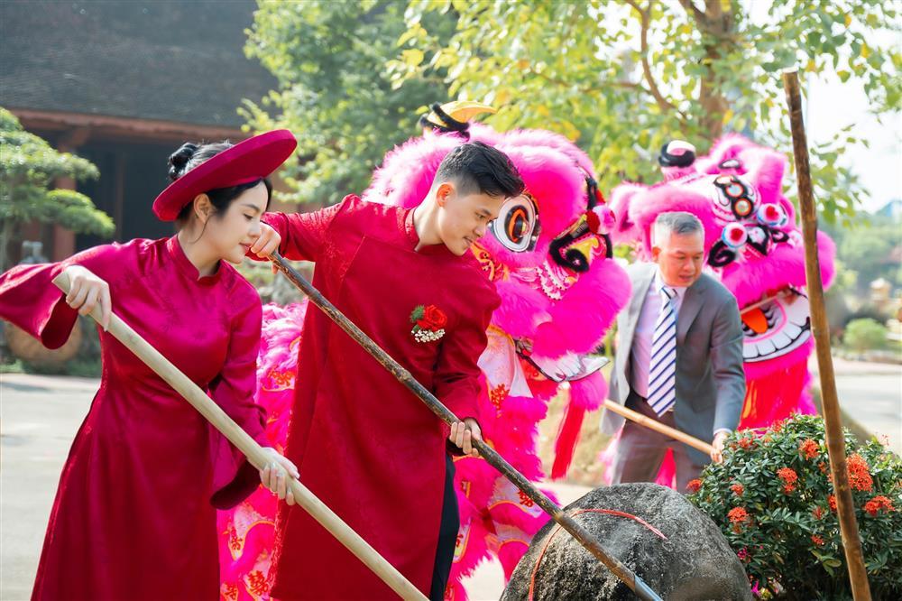 Ca sĩ Thái Trinh diện áo dài, rạng rỡ trong lễ hằng thuận-4