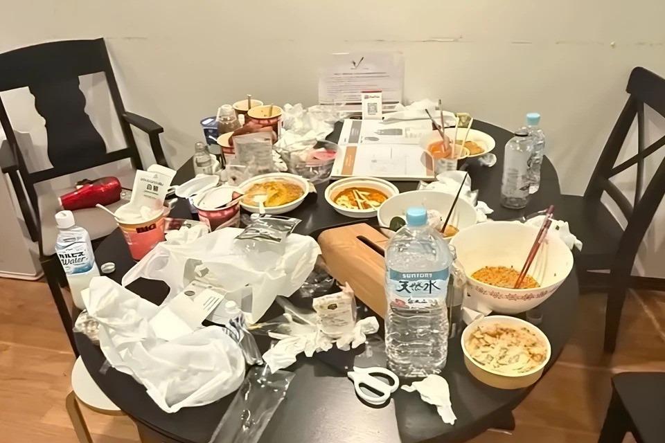 Cảnh tượng không ngờ trong phòng khách sạn sau khi nhóm khách rời đi-2