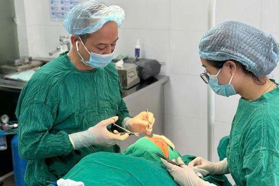 Nữ tiếp viên hàng không cầu cứu bác sĩ với chiếc mũi lệch sang phải