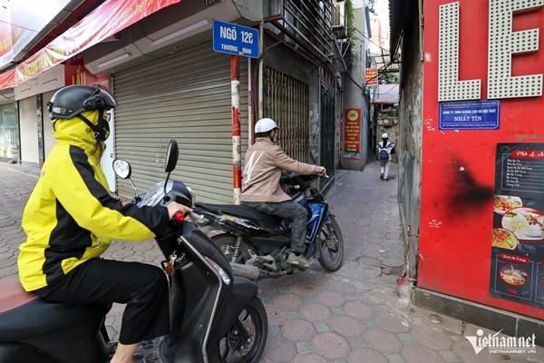 Dỡ barie ngõ nhỏ, người đi xe máy cắt ngang dòng phương tiện để lên cầu vượt-1