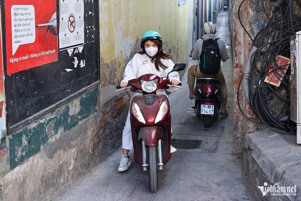 Dỡ barie ngõ nhỏ, người đi xe máy cắt ngang dòng phương tiện để lên cầu vượt-2