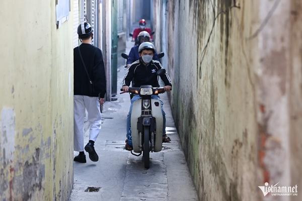 Dỡ barie ngõ nhỏ, người đi xe máy cắt ngang dòng phương tiện để lên cầu vượt-3