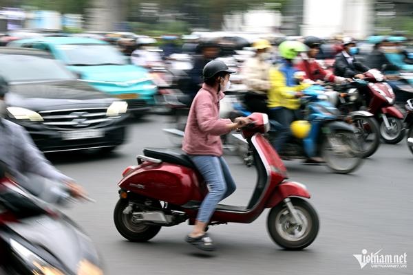 Dỡ barie ngõ nhỏ, người đi xe máy cắt ngang dòng phương tiện để lên cầu vượt-6