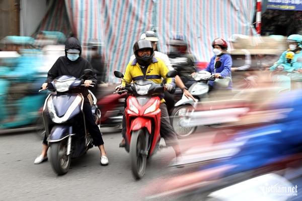 Dỡ barie ngõ nhỏ, người đi xe máy cắt ngang dòng phương tiện để lên cầu vượt-7