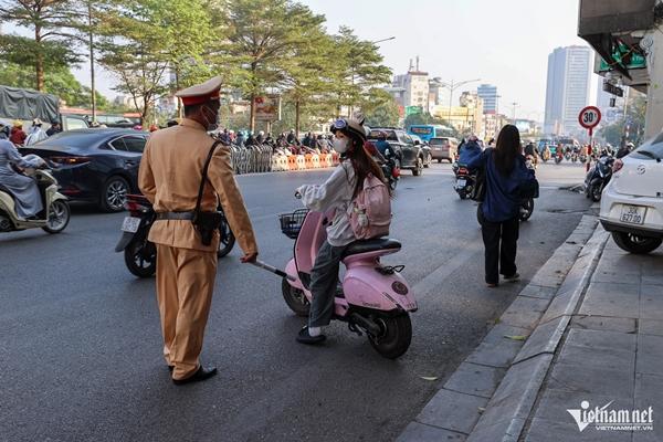 Dỡ barie ngõ nhỏ, người đi xe máy cắt ngang dòng phương tiện để lên cầu vượt-8