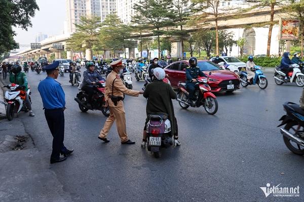 Dỡ barie ngõ nhỏ, người đi xe máy cắt ngang dòng phương tiện để lên cầu vượt-9