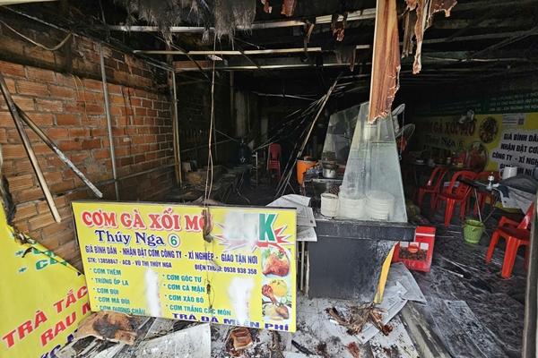 Cháy rụi quán cơm ở TPHCM, 2 người bị ngạt khói phải nhập viện-1
