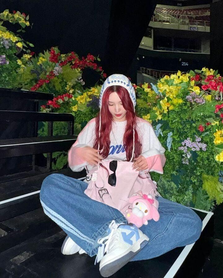 Mặc áo nỉ vào mùa thu đông, kết hợp thế nào để trông sành điệu?-1