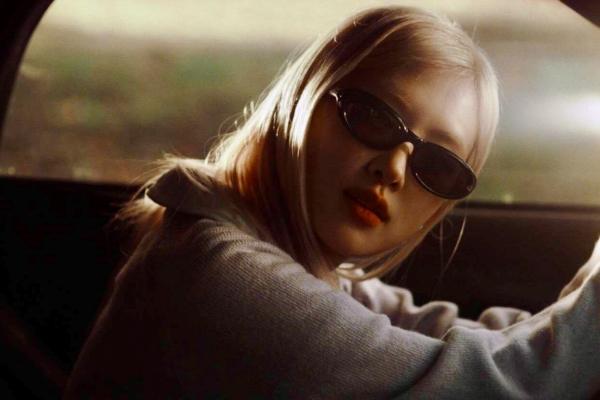 Fan phân tâm trước nụ hôn của Rosé (BlackPink)-3