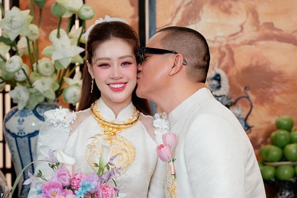 Hoa hậu Khánh Vân thân thiết, khoác vai và ôm con trai riêng của chồng-4