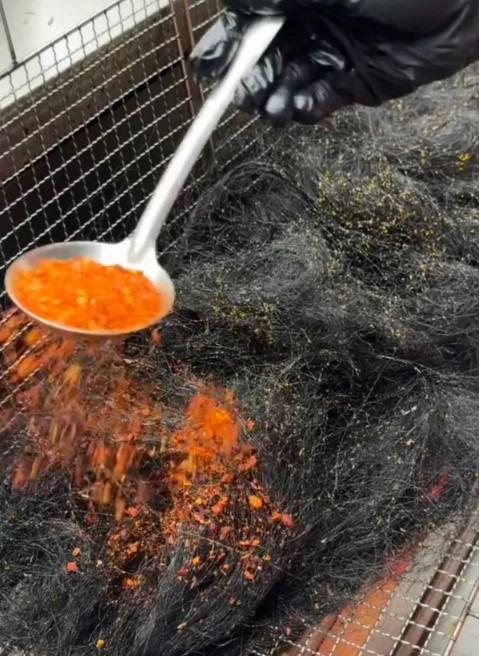 Giải mã món ăn gây tò mò có tên tóc nướng muối ớt của Trung Quốc-1