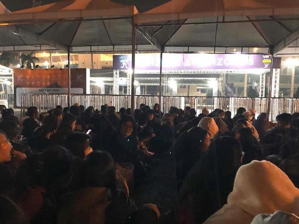 Khung cảnh chụp lúc 4 giờ sáng ở SVĐ Quốc gia Mỹ Đình khiến nhiều người không thốt nên lời-2