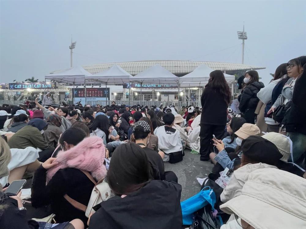 Khung cảnh chụp lúc 4 giờ sáng ở SVĐ Quốc gia Mỹ Đình khiến nhiều người không thốt nên lời-3