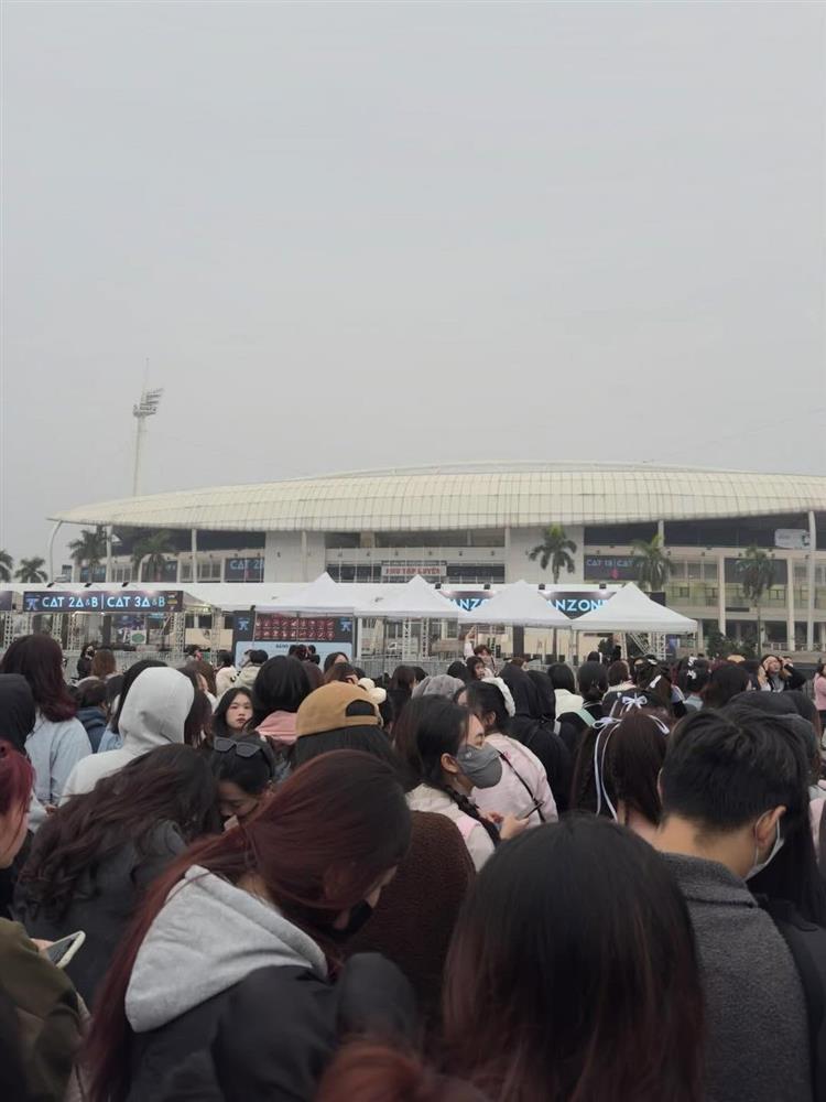 Khung cảnh chụp lúc 4 giờ sáng ở SVĐ Quốc gia Mỹ Đình khiến nhiều người không thốt nên lời-4