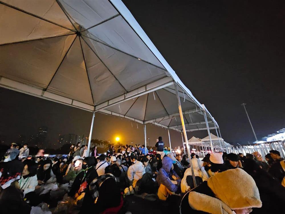 Khung cảnh chụp lúc 4 giờ sáng ở SVĐ Quốc gia Mỹ Đình khiến nhiều người không thốt nên lời-5