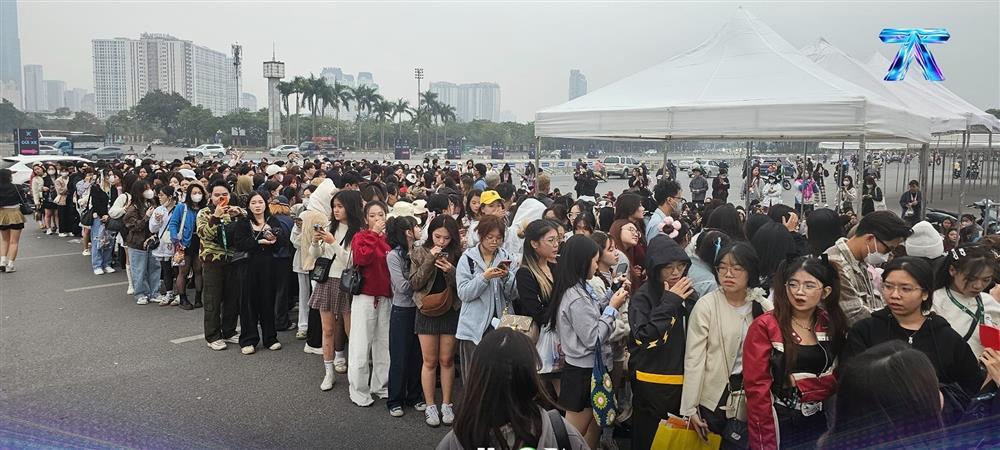 Khung cảnh chụp lúc 4 giờ sáng ở SVĐ Quốc gia Mỹ Đình khiến nhiều người không thốt nên lời-6