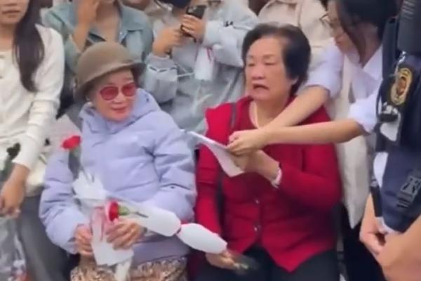 Vé Anh Trai Say Hi giá rẻ liên tục được chào mời trên chợ mạng-2