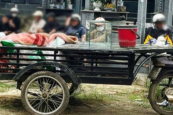 Phát hiện thi thể người đàn ông bọc kín chăn bông trên thùng xe lôi-1