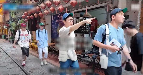 Khách Hàn ngồi vỉa hè Hà Nội ăn trưa, ngỡ ngàng khi biết giá tiền-1