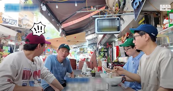 Khách Hàn ngồi vỉa hè Hà Nội ăn trưa, ngỡ ngàng khi biết giá tiền-2