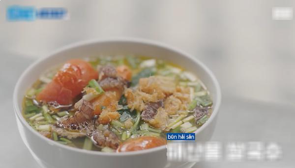 Khách Hàn ngồi vỉa hè Hà Nội ăn trưa, ngỡ ngàng khi biết giá tiền-3