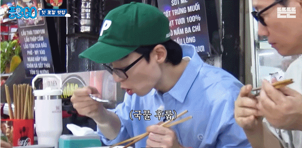 Khách Hàn ngồi vỉa hè Hà Nội ăn trưa, ngỡ ngàng khi biết giá tiền-4