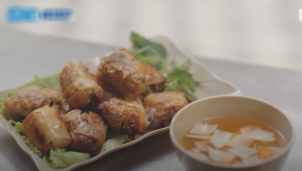 Khách Hàn ngồi vỉa hè Hà Nội ăn trưa, ngỡ ngàng khi biết giá tiền-5