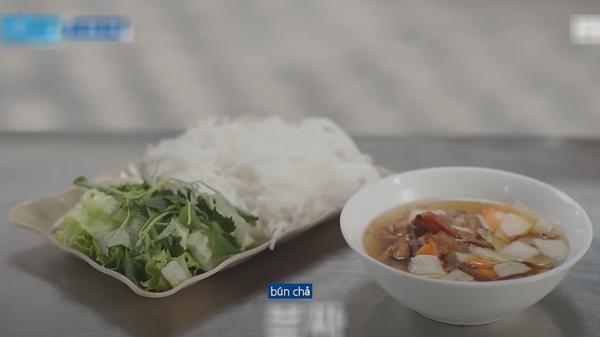 Khách Hàn ngồi vỉa hè Hà Nội ăn trưa, ngỡ ngàng khi biết giá tiền-6