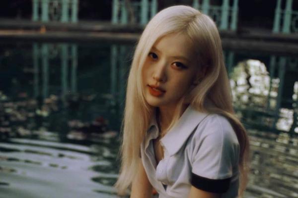 Tóm Rosé (BLACKPINK) hẹn hò với bạn trai MV ở Mỹ, mỹ nam bị soi 1 cử chỉ thân mật cực đáng ngờ-7