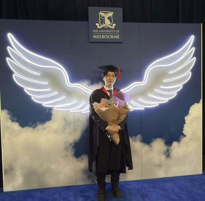 Vợ chồng Mỹ Linh mừng con trai tốt nghiệp thạc sỹ y khoa tại Australia-1