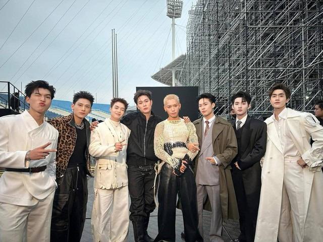 Khán giả đề nghị tạm dừng concert Anh Trai Say Hi trên sóng livestream-4