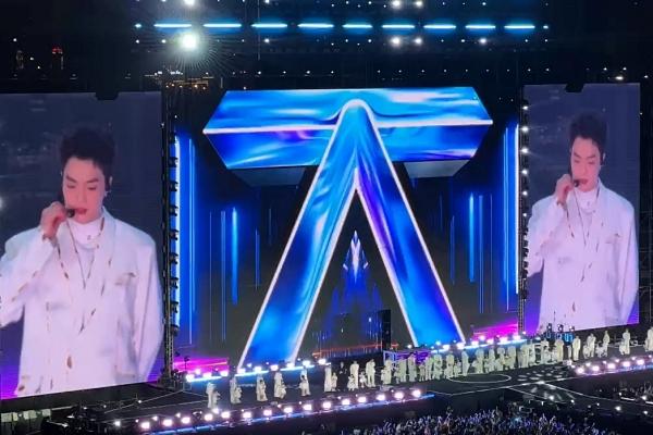 HIEUTHUHAI có 1 hành động cứu nguy khi Negav đứng sững trên sân khấu-5