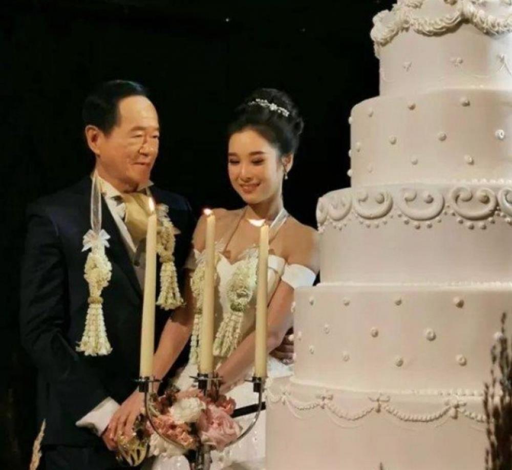 Đại gia 70 tuổi chi 15 tỷ cưới với vợ 20 tuổi xinh như hoa hậu, tiết lộ một điều đặc biệt-1