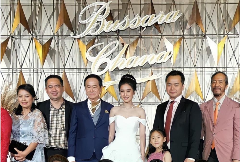 Đại gia 70 tuổi chi 15 tỷ cưới với vợ 20 tuổi xinh như hoa hậu, tiết lộ một điều đặc biệt-3