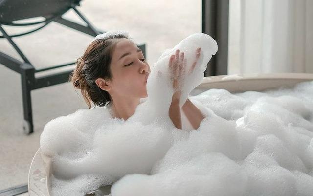 Ngọc nữ showbiz tử vong trong bồn tắm, bác sĩ nhắc nhở 3 lưu ý khi đi tắm-2