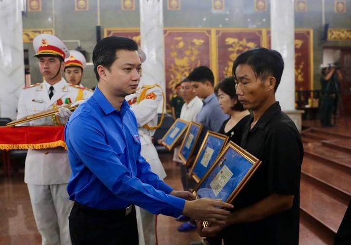 Lễ viếng, truy tặng Huân chương Bảo vệ Tổ quốc cho 12 liệt sĩ Quân khu 7-3