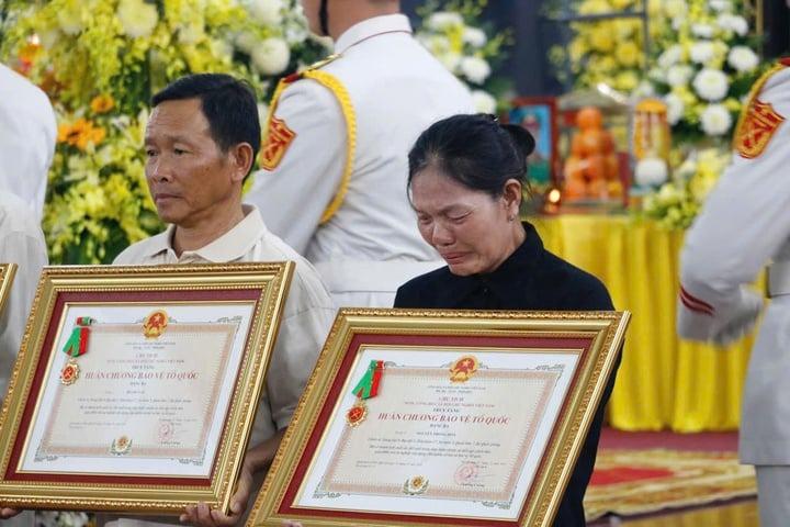 Lễ viếng, truy tặng Huân chương Bảo vệ Tổ quốc cho 12 liệt sĩ Quân khu 7-4