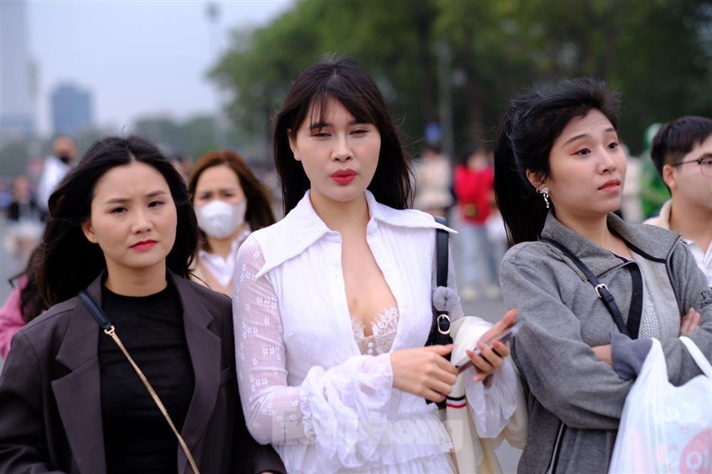 Mặc áo hở vai, váy ngắn đi xem show Trấn Thành và 30 anh trai-2