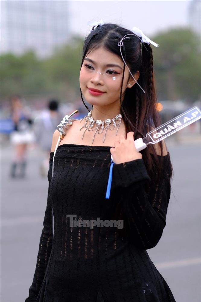 Mặc áo hở vai, váy ngắn đi xem show Trấn Thành và 30 anh trai-5