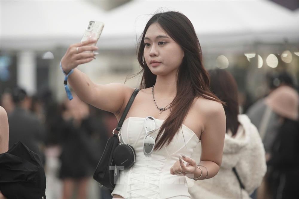 Mặc áo hở vai, váy ngắn đi xem show Trấn Thành và 30 anh trai-6